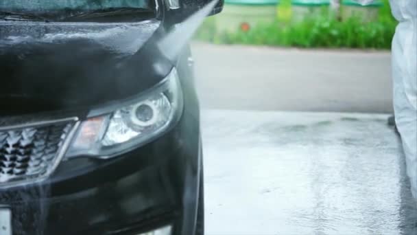 Fiatal férfi mossa a hab le a kocsiját. Autó mosó önkiszolgáló. — Stock videók