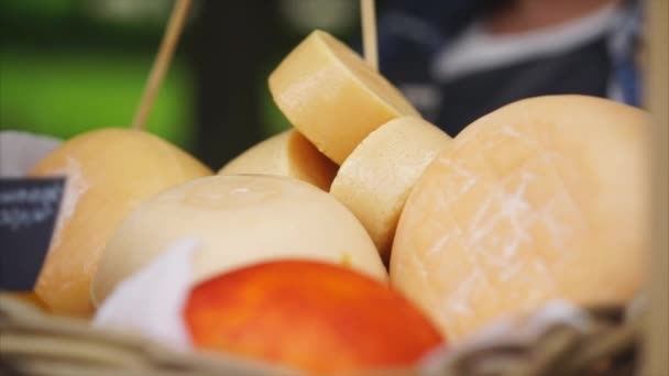 Hromada různých čerstvý domácí sýr hlav v košíku. — Stock video
