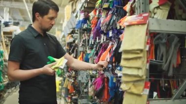 Bahçe eldiven seçimi donanım deposunda erkek müşteri.