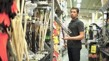 Komisyon onun Bahçe için seçtiğiniz alışveriş merkezinde genç bahçıvan.