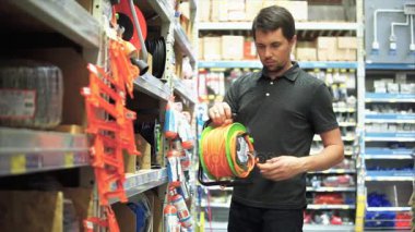 Müşteri için ürünler arıyorum alışveriş merkezinde. Elektrik kablo uzatma alarak.