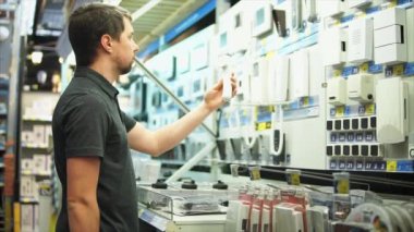 Adam elektronik mağazasında İnterkom güvenlik sistemi ve uyarıları seçmektir