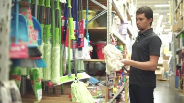 Müşteri yeni paspas ile alışveriş merkezinde. O elinde alıyorum ve satın almak için gidiyorum