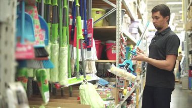 Adam müşteri aile reisi bir paspas süpermarkette seçme