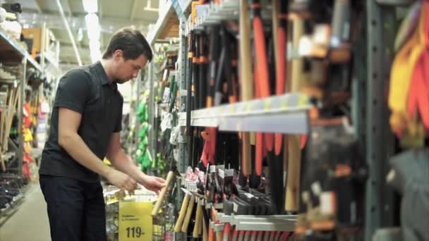 Il cliente del negozio di ferramenta si interessa di piccone . — Video Stock
