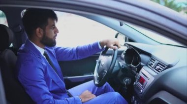 Arabayı kullanan ve yola bakarak Müslüman yakışıklı genç.
