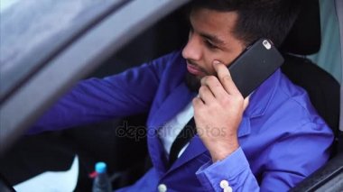 Arabayı kullanan ve trafik sıkışıklığı içinde ayakta Müslüman erkek.