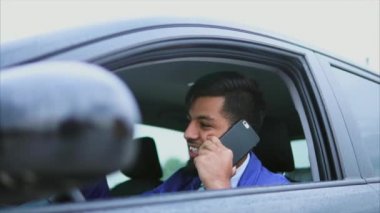 Arabayı kullanan ve trafik sıkışıklığı içinde ayakta Müslüman erkek.