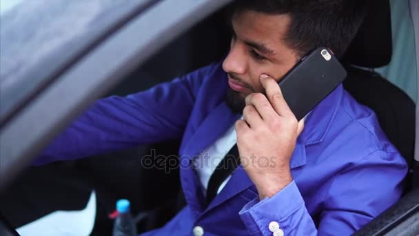 Muslimsk man kör bilen och står i bilkö. — Stockvideo