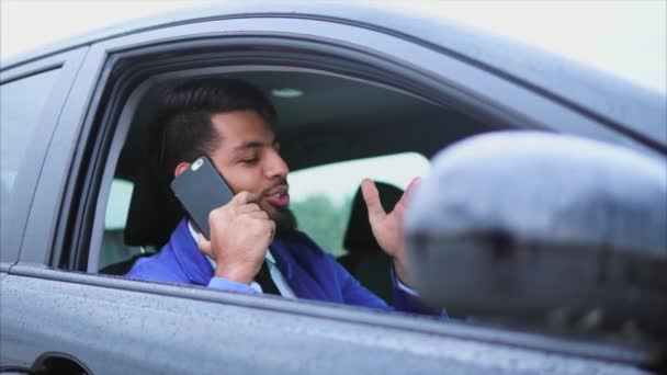 Hombre árabe moderno en ropa formal sentado en el coche de la derecha — Vídeo de stock