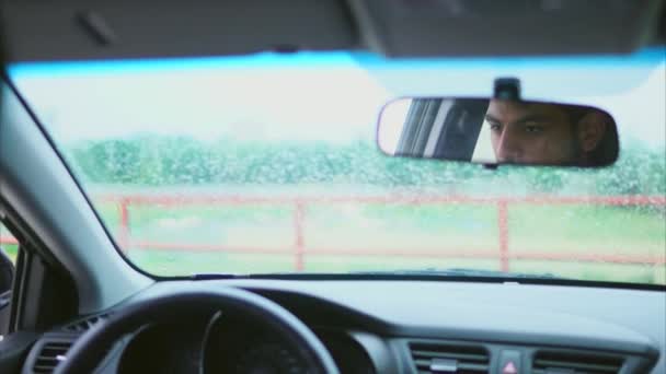 Islamitische man in de auto op bestuurders stoel. Kijk in de auto. — Stockvideo