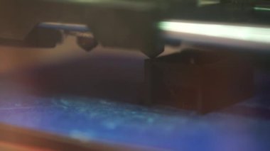 3D baskı işlemi. Küçük plastik araç baskısı. 3d baskı mekanizması.