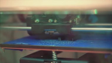 3D printerlere harcama maddeler erimiş plastik ayrıntı şeklinde yazdırır. Üç boyutlu yazıcı