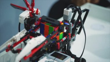 Togliatti, Rusya - 21 Temmuz 2017: Rubiks Cube çözme Lego teknikleri robot.
