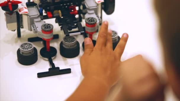 TOGLIATTI, RÚSSIA - JULHO 21, 2017: Mecanismo técnico de Lego para o thimblerig — Vídeo de Stock