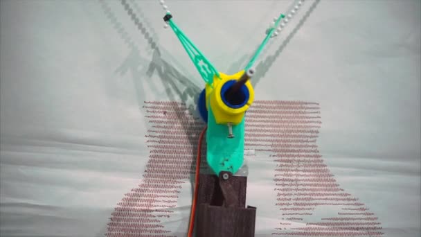 Pintor de arte robô. Mecanismo suspenso em cabos e escalonamento perto da tela . — Vídeo de Stock