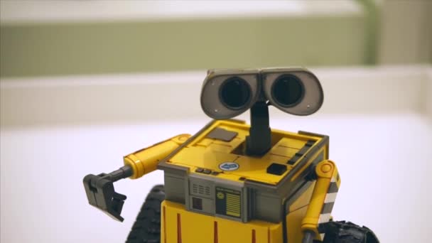 TOGLIATTI, RUSSIE - 21 JUILLET 2017 : Toy robot Wall-E. Héros des maladies dessins animés . — Video