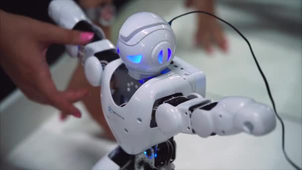 TOGLIATTI, RUSIA - 21 DE JULIO DE 2017: Robot antropomórfico UBTECH — Vídeos de Stock