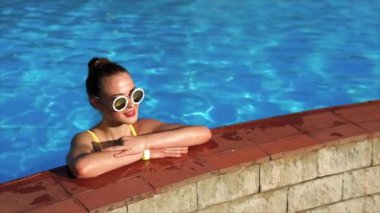 Yüzme Havuzu kenarında duran ve tatil zevk çekici kadın