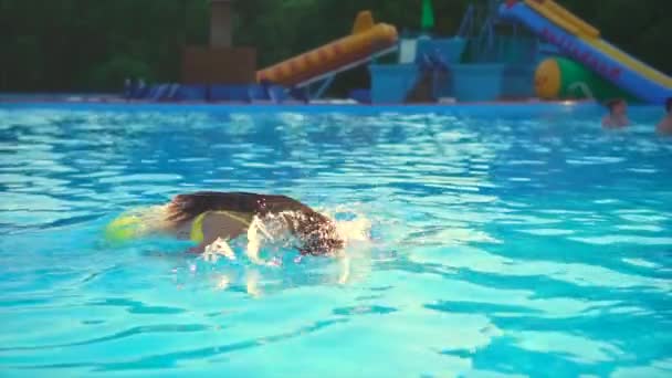 Mujer en forma hermosa relajarse en la piscina. Ella se sumerge en el agua — Vídeos de Stock