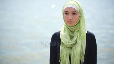 Denize yakın duran ve düşünceli arıyorum Müslüman bir kadının portresi