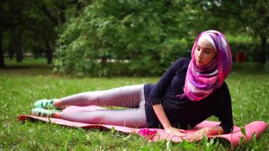 Kalça kasları için güçlendirme egzersizleri yapıyor burqa genç Müslüman kadın