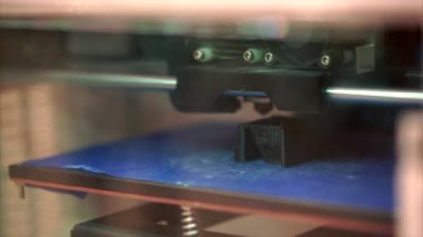 3D baskı işlemi. Küçük plastik araç baskısı. 3d baskı mekanizması.