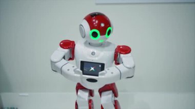 Togliatti, Rusya - 21 Temmuz 2017: Kırmızı ve beyaz robot dansçı. Robot dans ekran ile.