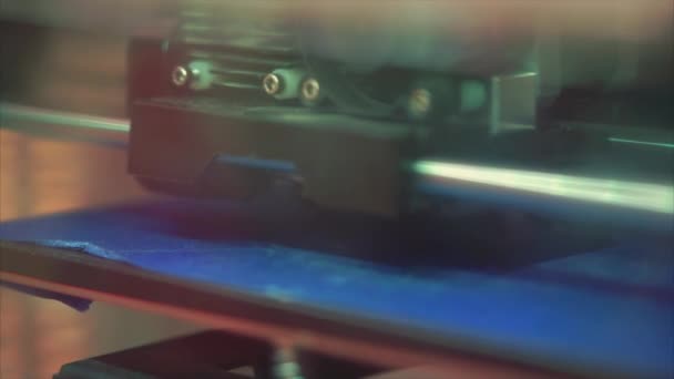 3D принтер печатает форму расплавленной пластиковой детали. Трехмерный принтер — стоковое видео