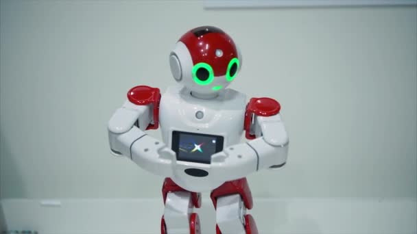 TOGLIATTI, RUSIA - 21 IULIE 2017: Roșu și alb robot dansator. Robot cu ecran dansând . — Videoclip de stoc