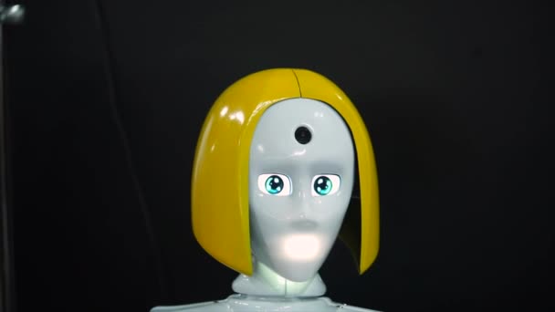TOGLIATTI, RUSIA - 21 DE JULIO DE 2017: Chica robot con cara y cabeza realistas. Cámara en la frente y pantallas de ojos — Vídeo de stock