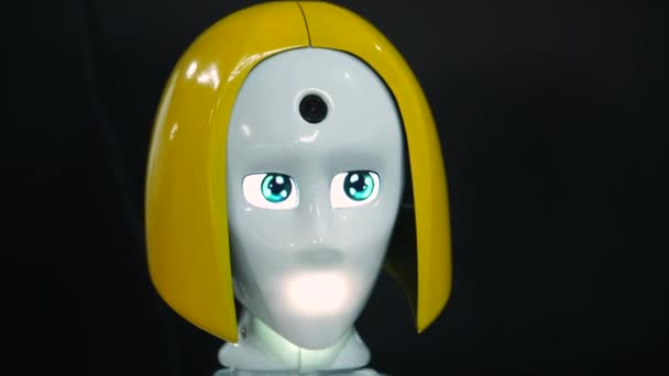 TOGLIATTI, RÚSSIA - JULHO 21, 2017: Robot girl with realistic head and face. Câmera na testa e telas olhos — Vídeo de Stock