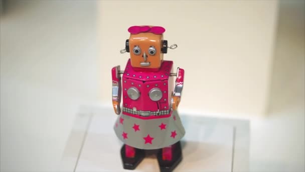Togliatti, Ryssland - 21 juli 2017: Retro leksaksrobot med mänskligt ansikte och kropp. Flicka robot i vintagestil. — Stockvideo