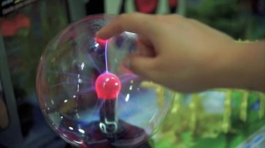 Hediyelik eşya tesla topu içinde hareket. Erkek el topu ve get elektrik ark dokunmadan