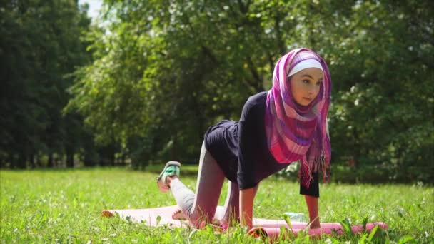 Menina muçulmana mantendo-se em forma — Vídeo de Stock