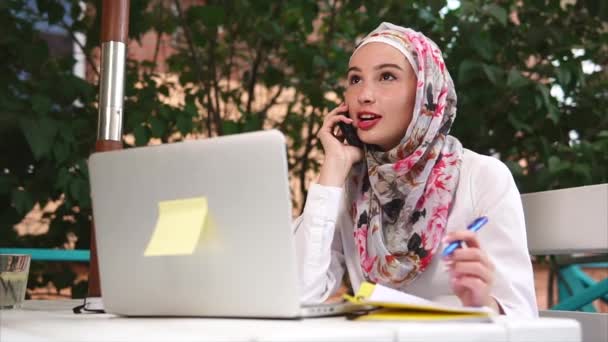 Mujer musulmana hablando de negocios en el móvil — Vídeos de Stock