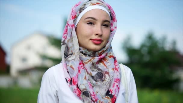 Retrato al aire libre de una mujer de Oriente Medio usando hijab — Vídeos de Stock