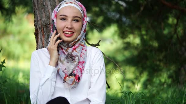 Gadis Muslim modern berbicara di mobile outdoor — Stok Video