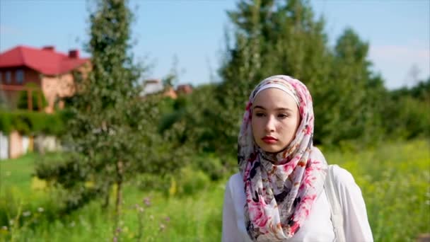 Молодая красивая мусульманка на открытом воздухе — стоковое видео