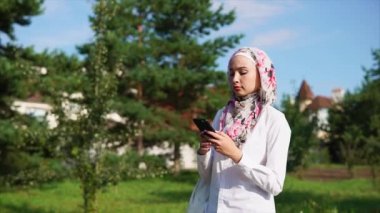 Hücre halindeyken kullanan Müslüman kız