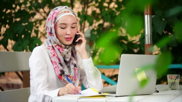 Mujer musulmana haciendo llamadas telefónicas de negocios — Vídeos de Stock