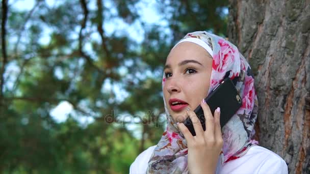 Mujer musulmana feliz hablando en móvil al aire libre — Vídeos de Stock