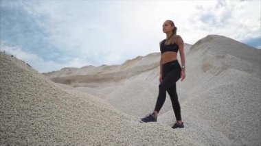 Genç bir kadın düşünceleri dindirmek için rahatlatıcı bir nefes egzersiz yapar