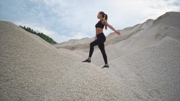 Frau atmet nach Training am Tagebau durch — Stockvideo