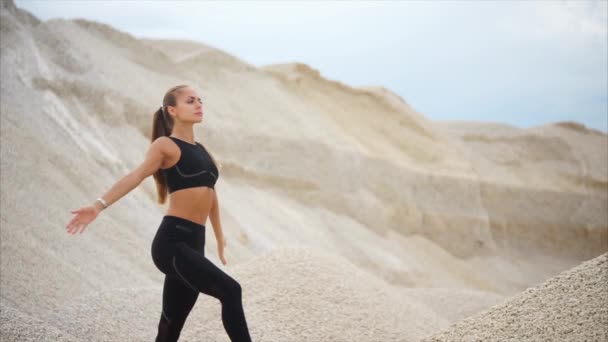 Atletik kadın açık egzersiz yaptıktan sonra derin nefes — Stok video