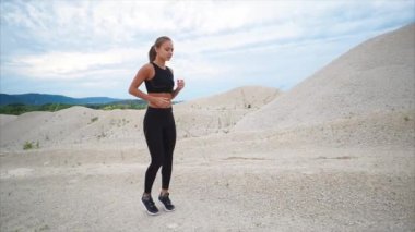 Yerinde eğitim önce kasları germek için çalışan bir kadın gerçekleştirir