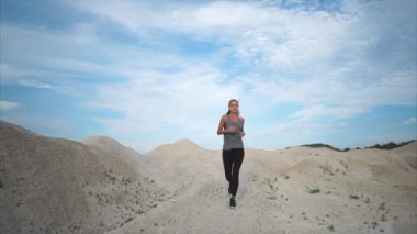 İçinde belgili tanımlık vahşi koşu kız