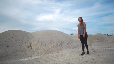 İçinde belgili tanımlık vahşi koşu kız