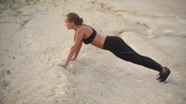 Atletik kadın alma egzersizleri açık