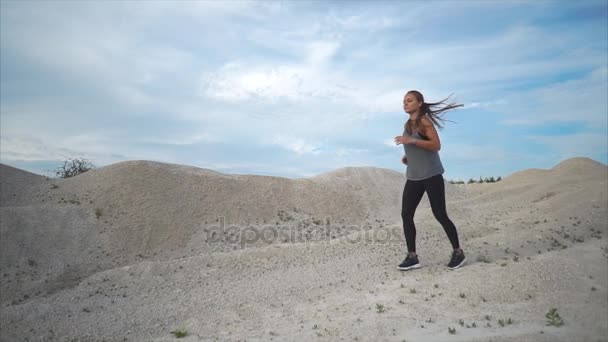 La femme est engagée dans la course sur la nature, la sportive exerce — Video